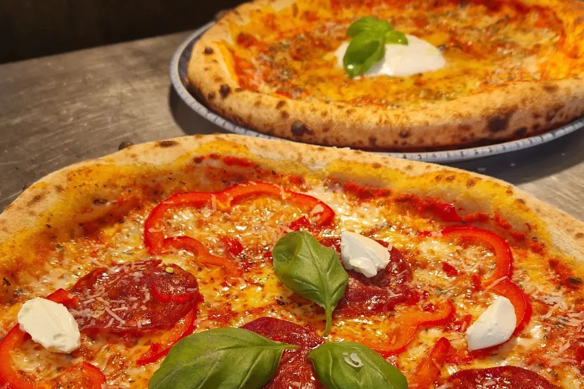 Diavola, napolitansk pizza från vedugnen på Bon Jotti i Arboga